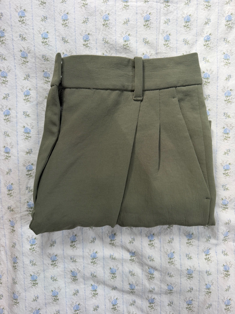 Wilfred Women’s Olive Green Pleated Shorts
